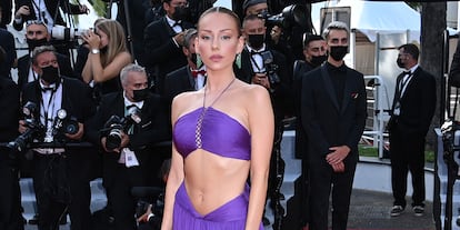 Ester Exposito en la alfombra roja de Cannes.