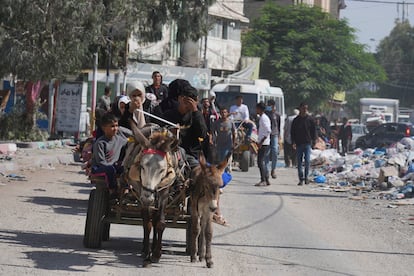 Un grupo de palestinos huye del norte de Gaza hacia el sur de la Franja tras el ultimátum israelí, el 13 de octubre.