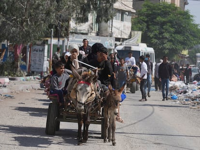 Un grupo de palestinos huye del norte de Gaza hacia el sur de la Franja tras el ultimátum israelí, el 13 de octubre.