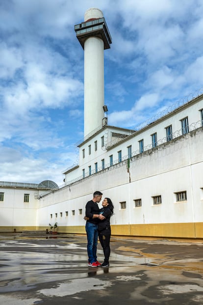 Una pareja de reclusos, que se ha formado en la prisión, en el patio.