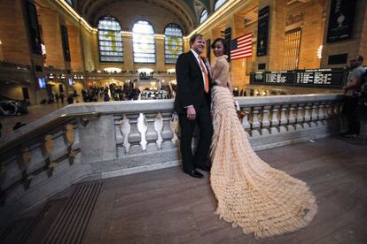 Una pareja de novios posa en la estación.