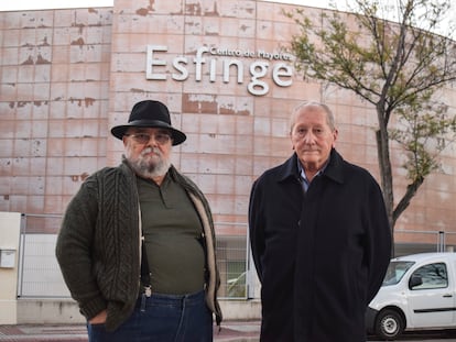 Javier Junquera (izquierda), presidente de la junta directiva del centro de mayores de Canillejas, y Rafael Ruiz (derecha), uno de los socios inscritos, posan frente a la sede donde el comedor dejó de funcionar hace tres años.