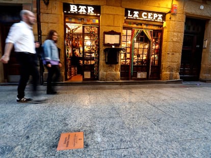 Una placa en el suelo recuerda al dirigente vasco del PP Gregorio Ordóñez frente al bar La Cepa, de San Sebastián, donde fue asesinado el 25 de enero de 1995.