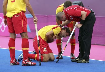 Santi Freixa se duele tras lesionarse el brazo izquierdo durante el partido contra Pakistán.