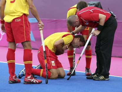 Santi Freixa se duele tras lesionarse el brazo izquierdo durante el partido contra Pakistán.