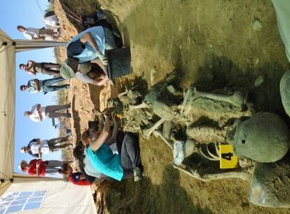 La Guardia Civil observa los restos hallados en una fosa en Quintana de Rueda (León). En primer plano, el cráneo de una de las víctimas, con un impacto de bala