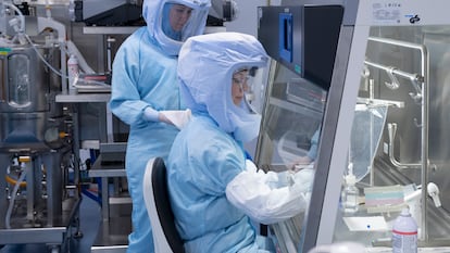 BioNtech laboratory assistants simulate the production of the COVID-19 vaccine at the new production facility in Marburg.