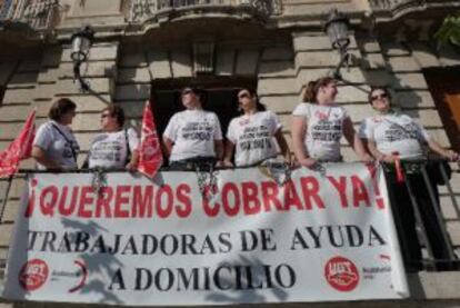 Trabajadoras de Macrosad encadenadas a la puerta del Ayuntamiento de Jaén.