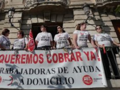 Trabajadoras de Macrosad encadenadas a la puerta del Ayuntamiento de Jaén.