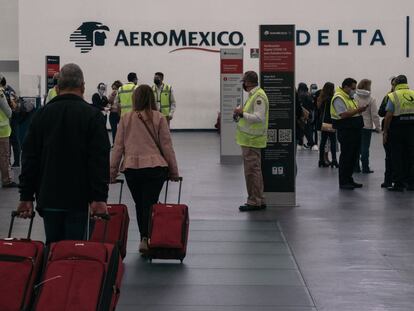 Los logos de Aeroméxico y Delta, lado a lado en la terminal 2 del Aeropuerto Internacional de Ciudad de México.