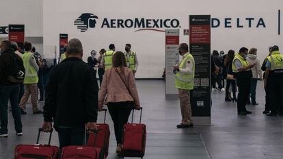Los logos de Aeroméxico y Delta, lado a lado en la terminal 2 del Aeropuerto Internacional de Ciudad de México.