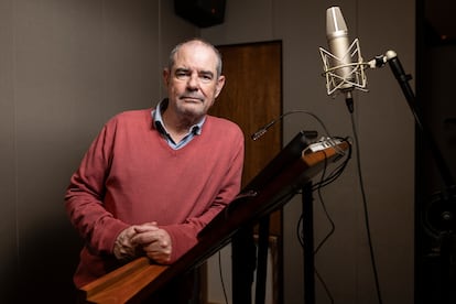 El actor de doblaje Juan Antonio Bernal, en los estudios de grabación de International Sound Studio de Barcelona