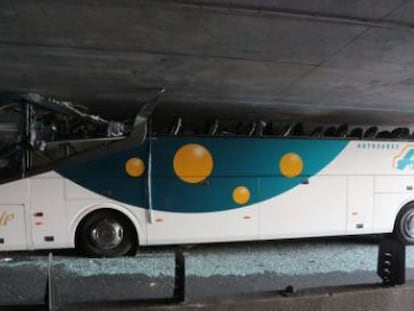 Imatge de l'estat de l'autobús després de l'accident.