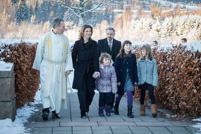 Marta Luisa de Noruega, Ari Behn y sus tres hijas asisten a la a la misa de Navidad en la iglesia de Lommedalen, en Oslo, el 25 de diciembre de 2014.