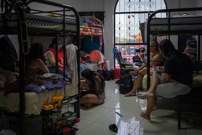 Un grupo de mujeres de migrantes venezolanas dentro de un albergue en la iglesia Cristo Rey, en San José, (Costa Rica)