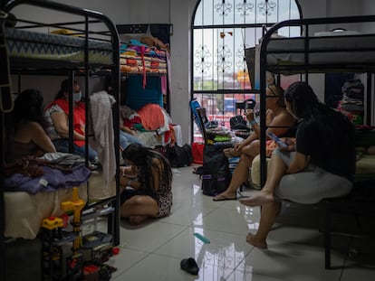 Un grupo de mujeres de migrantes venezolanas dentro de un albergue en la iglesia Cristo Rey, en San José, (Costa Rica)