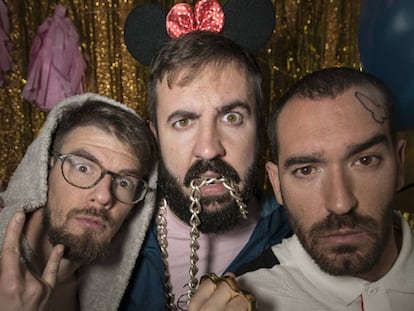 'Reguetón' y afters con señores mayores: así son las juergas de los protagonistas de ‘Hard Party’