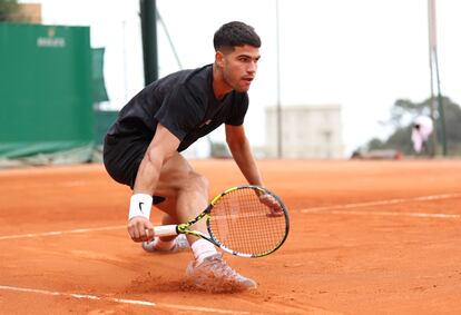 Alcaraz desliza sobre la tierra durante un entrenamiento en Montecarlo.