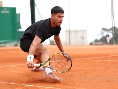 Alcaraz desliza sobre la tierra durante un entrenamiento en Montecarlo.
