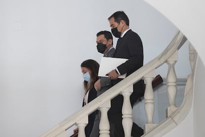 El presidente de la Junta de Andalucía, Juan Manuel Moreno Bonilla (en el centro), acompañado por los diputados del PP José Antonio Nieto, y Loles López, antes de la sesión de control al Gobierno este lunes en el Parlamento andaluz.