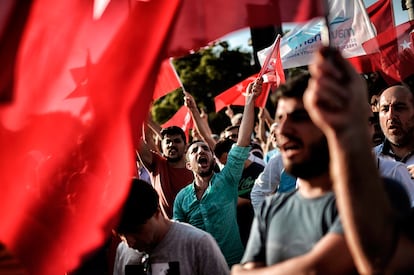 Manifestantes celebran en las calles de Estambul el fracaso del golpe.