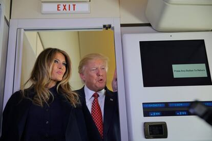 Melania y Donald Trump charlaron con la prensa durante un viaje a Palm Beach en el 'Air Force One' el 10 de febrero.