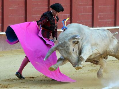 Mari Paz Vega, ante su primer toro de la tarde