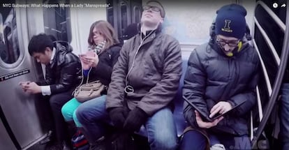 Un ejemplo de ‘manspreading’ en una escena cotidiana en el metro de Nueva York.