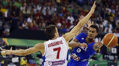 Jackson pasa el bal&oacute;n ante Bogdanovic.