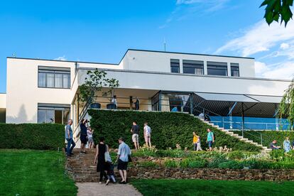 Vistantes la villa Tugendhat, obra de Ludwig Mies van der Rohe en Brno (República Checa).