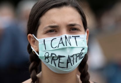 "No puedo respirar" en la mascarilla de una participante en una protesta en Stuttgart por el asesinato de George Floyd.