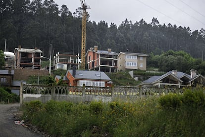 Chalés legalizados por la Xunta en el lugar de Augadoce, en Viveiro.