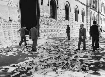 El día antes de las elecciones de 1977, la propaganda empapelaba paredes y suelo en la Universidad de Barcelona