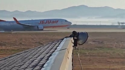 Captura de vdeo donde el  avin de la compa?a Jeju Air toma pista sin el tren de aterrizaje.  