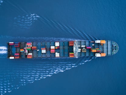 Un gran portacontenedores se aproxima al puerto cargado de contenedores y mercancías en Shanghái, China.