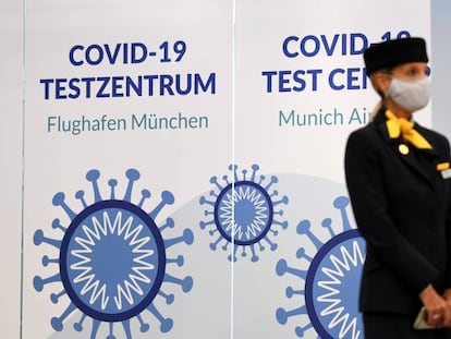 Una empleada de Lufthansa, el pasado día 12, en el 'stand' que ofrece pruebas rápidas para detectar la COVID-19 en el aeropuerto de Múnich.