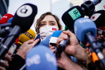 La presidenta de la Comunidad de Madrid, Isabel Díaz Ayuso, se va al terminar la junta directiva nacional del PP en el hotel Eurostars Tower en Madrid.