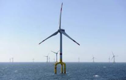 Molinos de viento en la central de energía eólica situada en el Mar del Norte, cerca de la localidad de Borkum en Alemania. EFE/Archivo