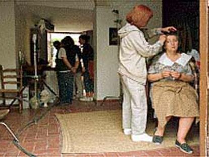 Una maquilladora prepara a una de las participantes en el rodaje de la serie sobre Miguel Hernández en Orihuela.