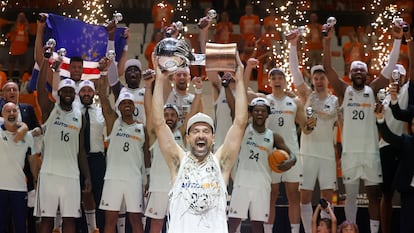 El capitán del Real Madrid, Sergio Llull, levanta el trofeo tras su victoria en el tercer partido de la final de la Liga Endesa ante el Valencia Basket este miércoles.