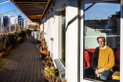 Iñaki Alonso, en el edificio Entrepatios de Usera, en Madrid.