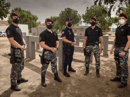 Cinco de los policías que participaron en la evacuación de Kabul, el martes en la base del GEO en Guadalajara.
