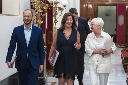 Desde la izquierda, El vicepresidente primero del Congreso de los Diputados, Alfonso Rodríguez Gómez de Celis; la presidenta del Congreso, Francina Armengol, y la portavoz adjunta del PSOE en el Congreso, Isaura Leal, a su llegada a una reunión de la Mesa del Congreso de los Diputados, este miércoles.