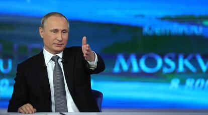 El presidente ruso, Vladímir Putin, este jueves durante su programa televisivo Línea directa, en Moscú.