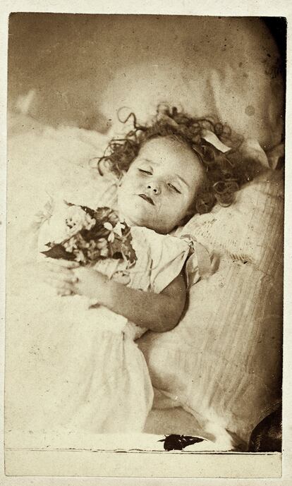 Fotografía de una pequeña fallecida, en torno a 1895. La imagen fue tomada en Estados Unidos, uno de los países de los que proceden las piezas que ha coleccionado Areces.