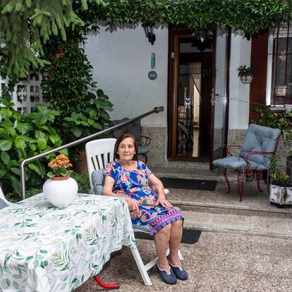 Pepita Varón (90 años), en el patio de su casa junto a una amiga de la colonia.
