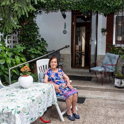 Pepita Varón (90 años), en el patio de su casa junto a una amiga de la colonia.