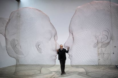 Jaume Plensa posa con una de sus nuevas obras.