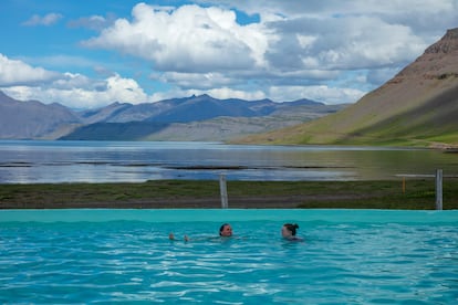 Nadadores en la piscina termal de Reykjafjarðarlaug (Fiordos del Oeste, Islandia).