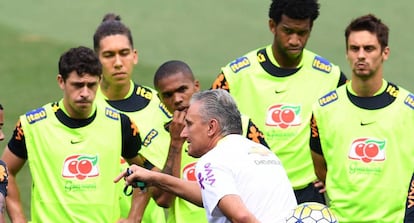 Tite instrui os atletas brasileiros para o clássico.